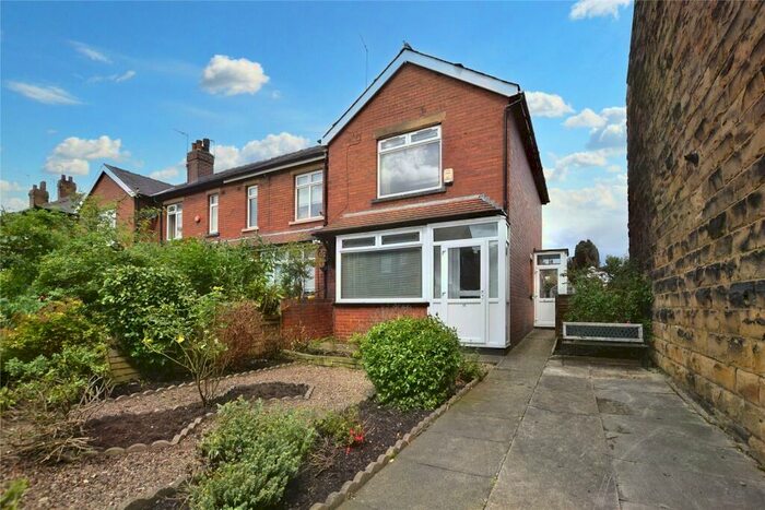 2 Bedroom Town House To Rent In Asquith Avenue, Morley, Leeds, West Yorkshire, LS27