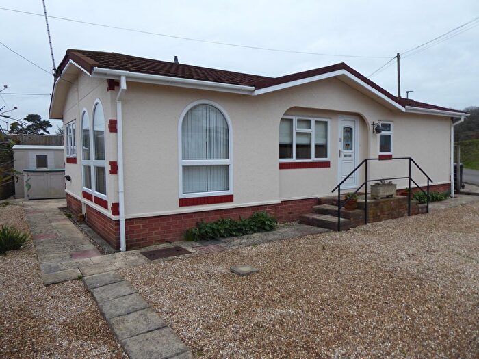 2 Bedroom Park Home For Sale In Elm Trees Park, Winchbottom Lane, Little Marlow, SL7