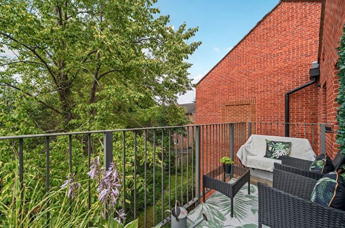 1 Bedroom Flat For Sale In Elgin Gardens, Guildford, GU1