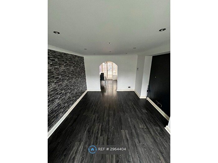 4 Bedroom Semi Detached House To Rent In Cheltenham Road, Bradford, BD2