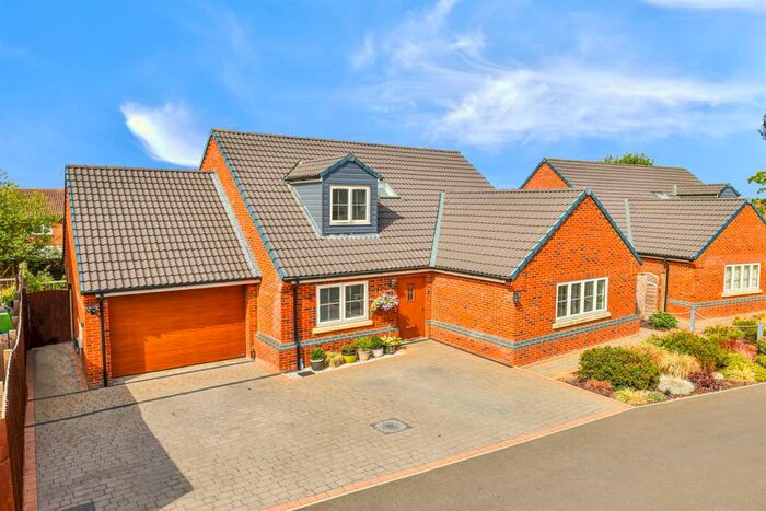 4 Bedroom Bungalow To Rent In Vine Gardens, Burton Latimer, Kettering, NN15