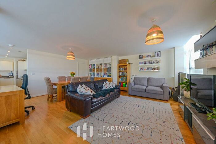 2 Bedroom Flat For Sale In Wakely Court, Hatfield Road, St. Albans, AL1