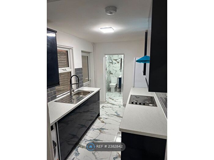 3 Bedroom Terraced House To Rent In Auckland Road, Reading, RG6