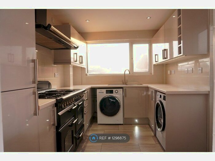 3 Bedroom Semi-Detached House To Rent In Colne Close, Oadby, Leicester LE2