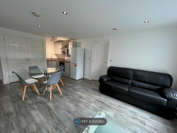2 Bedroom Flat To Rent In Orange Grove House, Manchester, M14