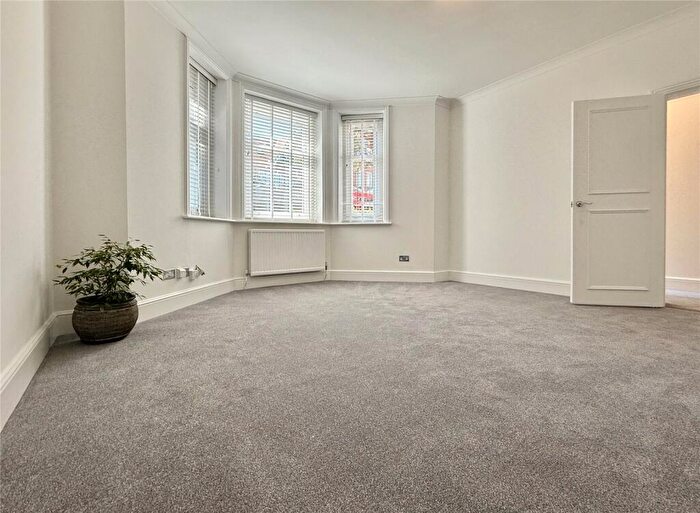 2 Bedroom Apartment To Rent In West Cliff Gardens, Bournemouth, Dorset, BH2