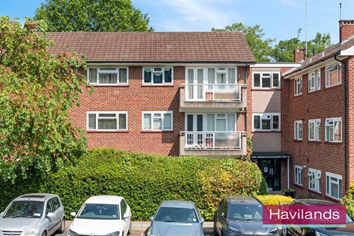 3 Bedroom Flat For Sale In Springbank, Winchmore Hill, N21