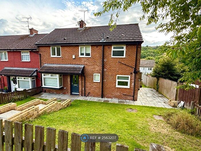 4 Bedroom Semi-Detached House To Rent In Dodge Holme Road, Halifax, HX2