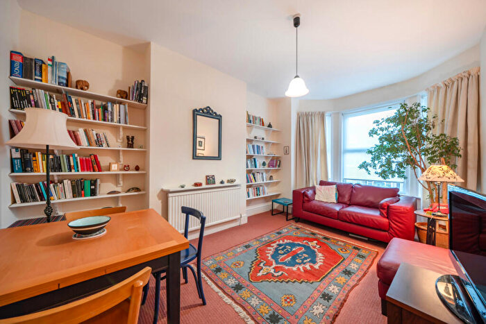 2 Bedroom Flat For Sale In Dyne Road, Brondesbury, London, NW6