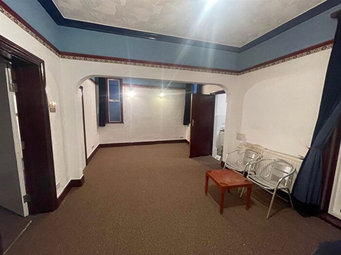 6 Bedroom Semi-Detached House To Rent In Greenford Avenue, Southall, UB1