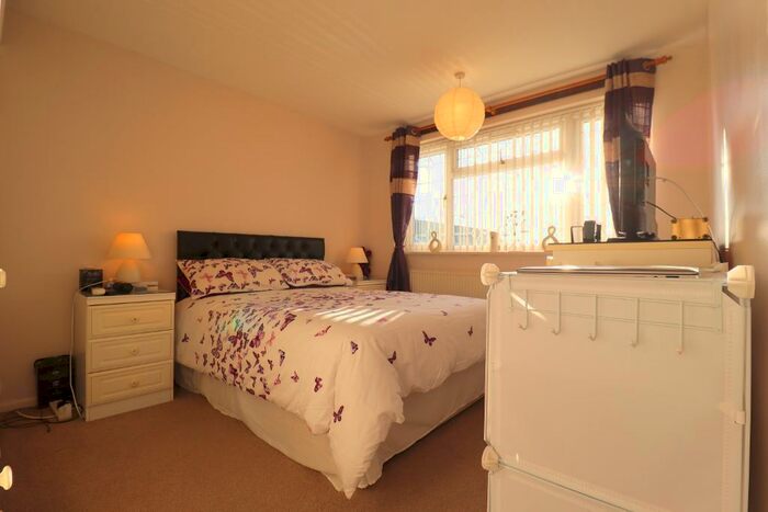 3 Bedroom Semi-Detached House For Sale In Ilford Close, Stopsley, Luton, Bedfordshire, LU2