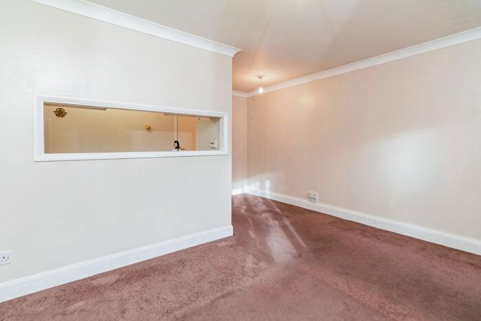 1 Bedroom Flat For Sale In Heatherbank Close, Crayford, Dartford, DA1