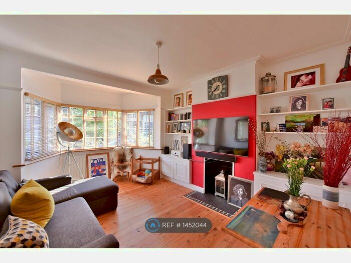 2 Bedroom Maisonette To Rent In Glenhurst Road, London, N12