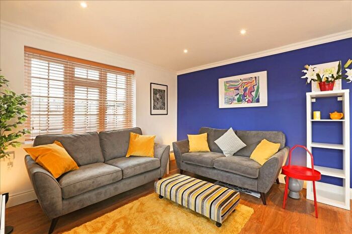 2 Bedroom Flat To Rent In Cromwell Close, Acton, W3