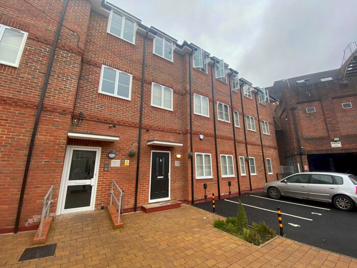 3 Bedroom Flat To Rent In Ferndown, Northwood, HA6