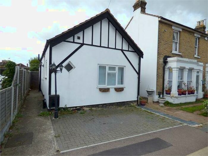 2 Bedroom Detached Bungalow To Rent In Southsea Avenue, Leigh-on-Sea, Leigh-on-Sea, Essex., SS9