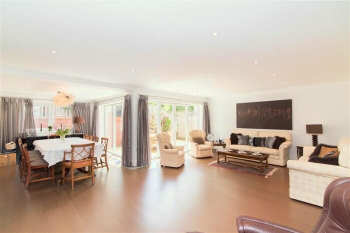 5 Bedroom Detached House To Rent In Surrey Close, Finchley, N3