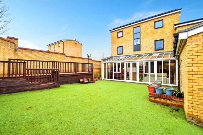5 Bedroom Link Detached House For Sale In Waterstone Way, Greenhithe, Kent, DA9