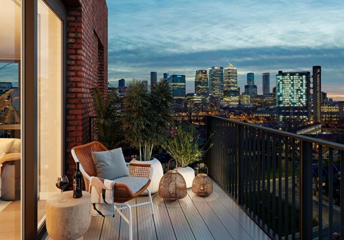 2 Bedroom Apartment For Sale In Heron Wharf, Leven Road, London, E14