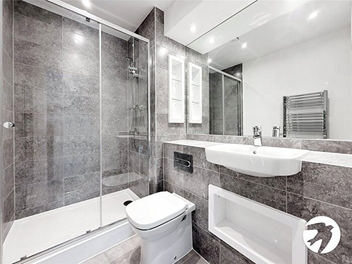 2 Bedroom Flat To Rent In Batesford Close, Kings Hill, West Malling, Kent, ME19