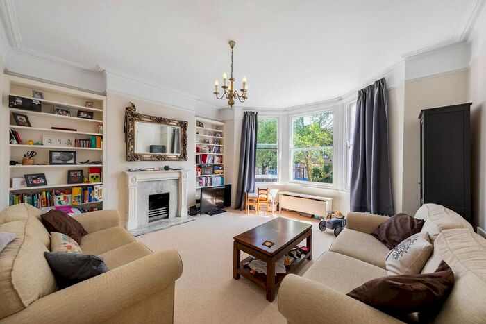 2 Bedroom Flat To Rent In Bonneville Gardens, Abbeville Village, London, SW4