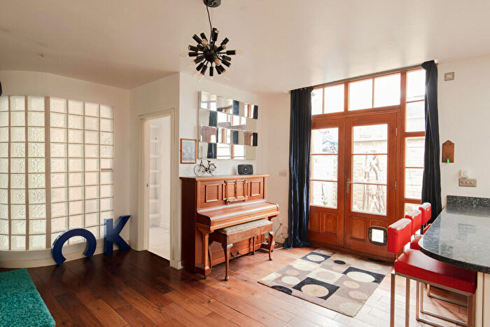 2 Bedroom Flat For Sale In Chadwick Road, Peckham Rye, SE15