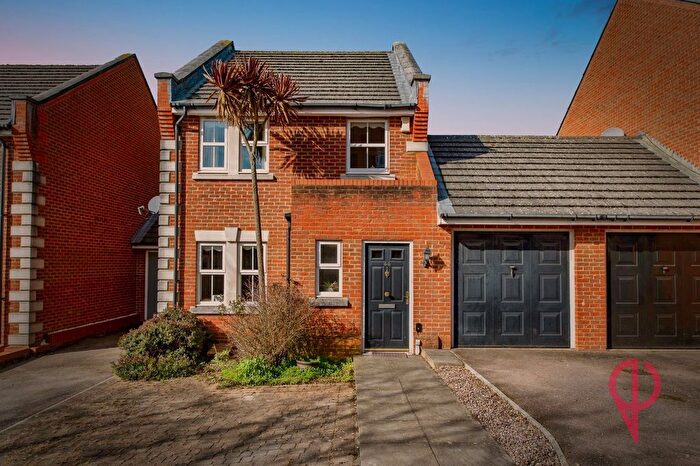 3 Bedroom Link Detached House For Sale In Barlow Drive, London, SE18