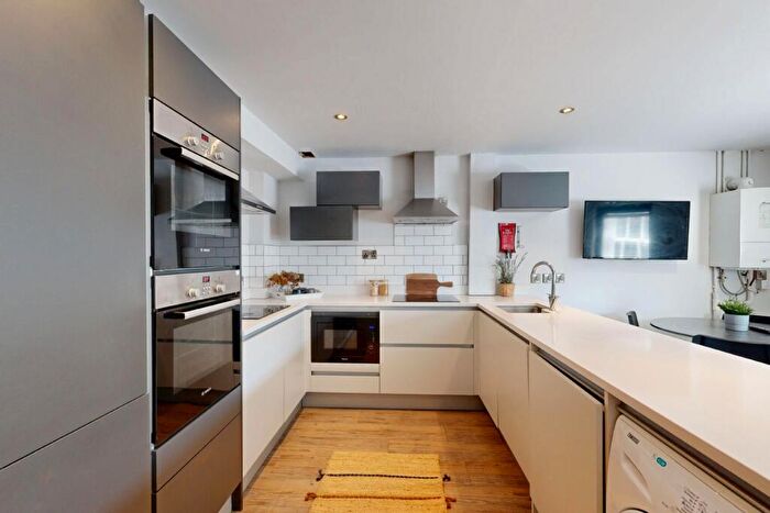 6 Bedroom Apartment To Rent In Hoods Hideout, - Houndsgate, NG1