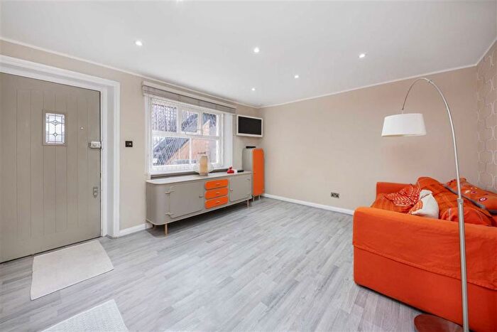 1 Bedroom Flat To Rent In Dove Mews, South Kensington, SW5