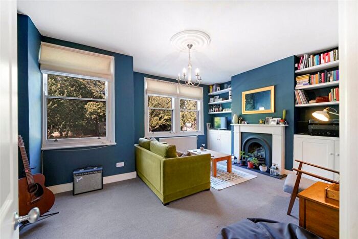 2 Bedroom Apartment For Sale In Yerbury Road, London, N19