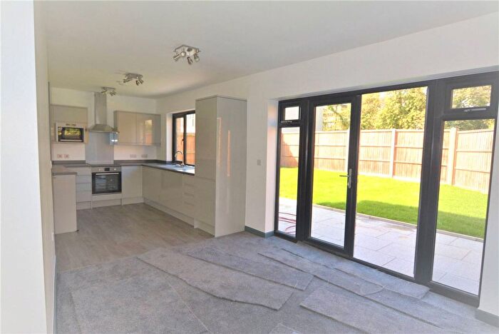 3 Bedroom Semi-Detached House To Rent In Downage, Watford, London, NW4