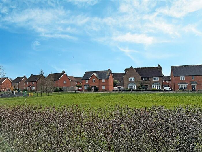 4 Bedroom Detached House For Sale In Peppiatt Close, Horley, RH6