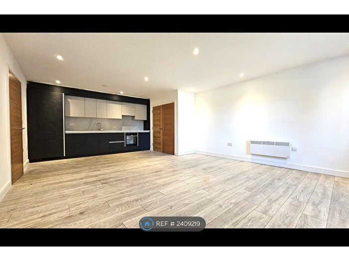 2 Bedroom Flat To Rent In Wray Park Road, Reigate, RH2