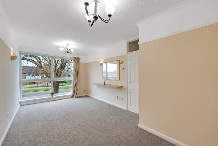 1 Bedroom Flat For Sale In Tasman Court, Sunbury-On-Thames, TW16