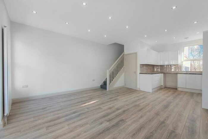 3 Bedroom Apartment To Rent In Whitehorse Lane, London, SE25