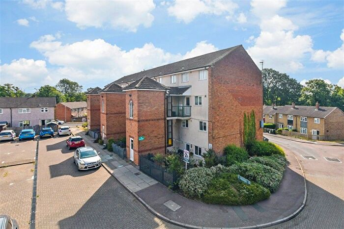 3 Bedroom Maisonette For Sale In Nine Acres, Kennington, Kent, TN24