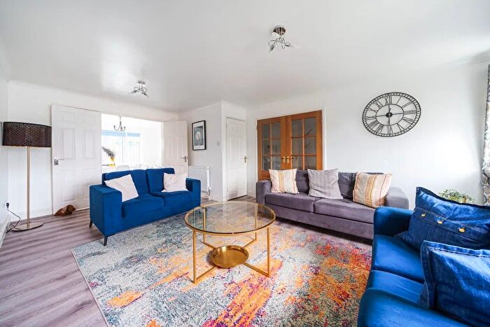 5 Bedroom Detached House To Rent In Bedford Close, Maidenhead, SL6