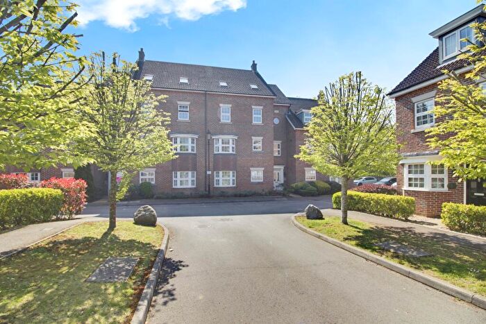 2 Bedroom Flat For Sale In De Soissons Close, Welwyn Garden City, AL8