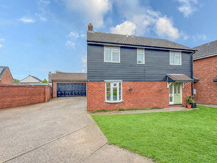 4 Bedroom Detached House For Sale In Hever Close, Hockley, SS5