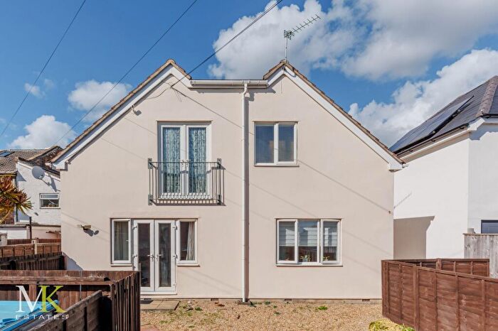 2 Bedroom Flat For Sale In Holdenhurst Road, Bournemouth, BH8