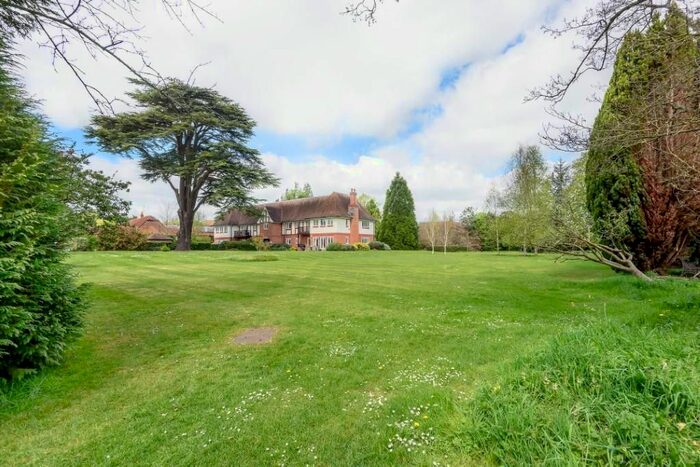 3 Bedroom Flat For Sale In Tidmarsh Grange, The Street, Tidmarsh, Berkshire, RG8