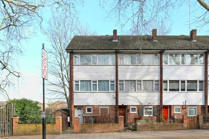 3 Bedroom Maisonette To Rent In Camberwell Grove, London, SE5