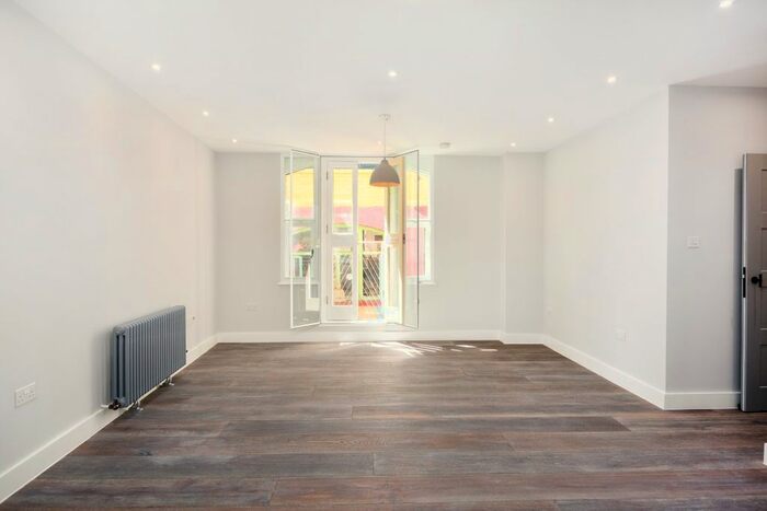 2 Bedroom Flat To Rent In Neal's Yard, London, WC2H