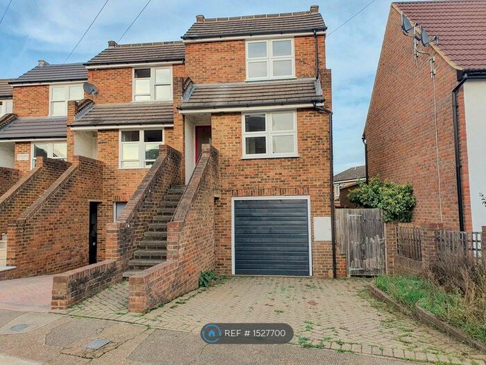 3 Bedroom End Of Terrace House To Rent In Eversley Road, Surbiton, KT5