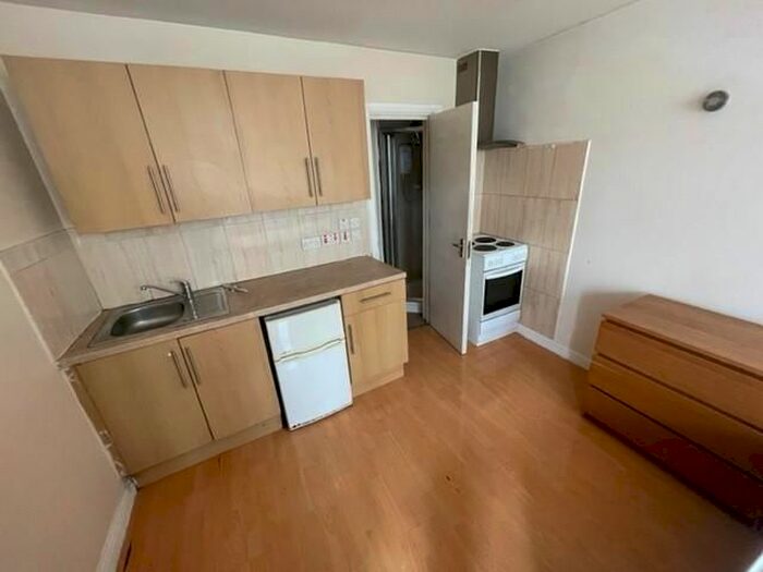 Detached House To Rent In Dewsbury Road, Beeston, Leeds, LS11