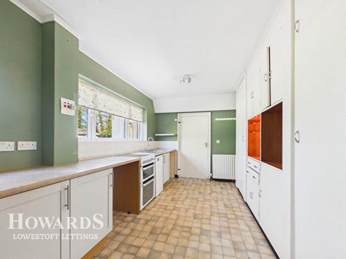 3 Bedroom Detached House To Rent In Gunton Avenue, Lowestoft, NR32