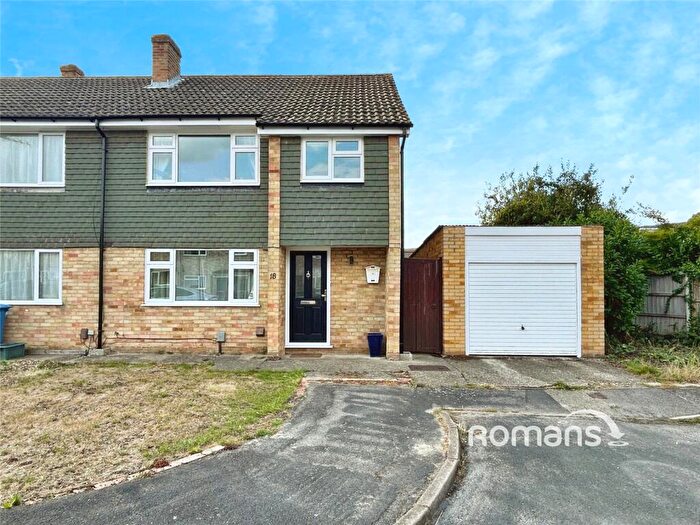 3 Bedroom Semi-Detached House For Sale In Lucas Close, Yateley, Hampshire, GU46