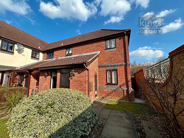 2 Bedroom Maisonette For Sale In Horseshoe Close, Waltham Abbey, EN9