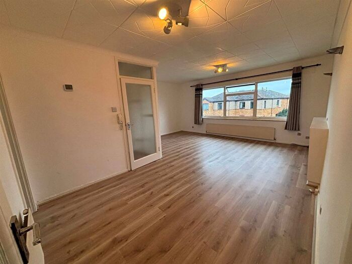 2 Bedroom Flat To Rent In Temple Close, Finchley, London, N3