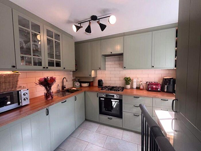 2 Bedroom Cottage For Sale In Park Road, Tring, HP23